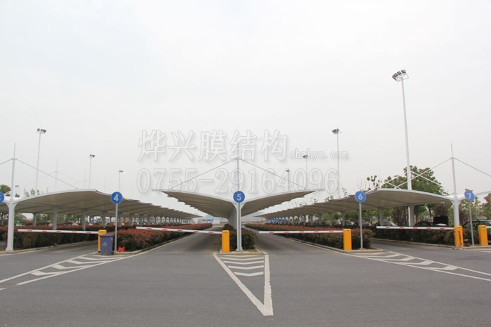  車的保養(yǎng)離不開張拉膜車棚的輔助